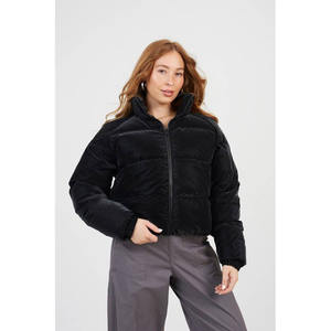 Vêtements d'hiver pour femmes, vestes matelassées en tricot les plus vendues, logo personnalisé, respirantes, vente en gros, nouveautés, 100% polyester - Product Image 1