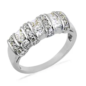 Bague de mariage pour femme en argent romantique avec zircone cubique, coupe émeraude géométrique avec placage rhodium pour promesses ou mariages - Product Image 1