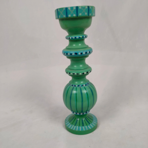 Un portavelas de madera es una pieza de decoración para el hogar bellamente elaborada que añade calidez y encanto a cualquier espacio. - Product Image 1