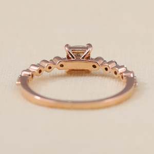 แหวนหมั้นเพชรเลี้ยงในห้องปฏิบัติการ ประดับด้วยเพชรทรงคุชชั่น - Product Image 3