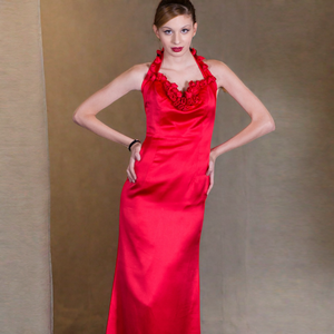 Élégante robe de mariée en satin rouge avec des appliques roses faites à la main Sexy A-Line Halter Neck pour les événements spéciaux des femmes Soirées - Product Image 4