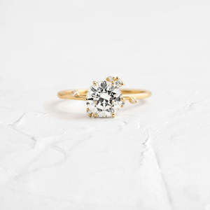 Anillo de Compromiso con Moissanita Redonda de Corte Brillante en Plata 925, Elegante y Lujoso - Product Image 1