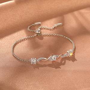 สร้อยข้อมือ Jeulia Amore แบบสองสีประดับด้วยหินสามเม็ด - Product Image 4