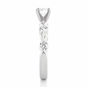 Anillo de Compromiso de Diamante de Corte Redondo con 4 Puntas y 5 Piedras para Mujer - Product Image 5