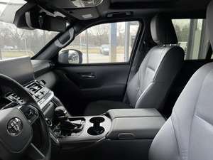 Vehículo blindado Strong 2025 Land Cruiser 300 (B7+) con un alto nivel de protección antibalas y antiesplosivos - Product Image 6