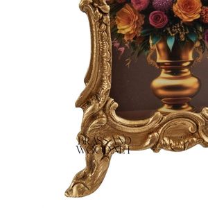 Marco de mesa adornado de latón antiguo con arte de ramo floral en diseño decorativo de estilo europeo clásico - Product Image 4