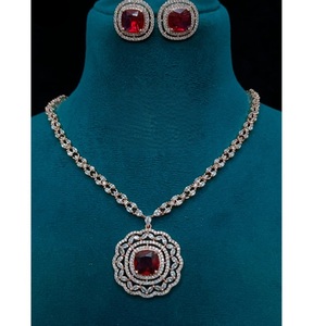 ชุดจี้ประดับเพชร CZ สีทองพร้อมต่างหูสำหรับงานแต่งงานและงานปาร์ตี้ - Product Image 1