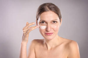 Crema de Ojos Antienvejecimiento Vegana de Marca Privada con Ácido Hialurónico y Vitamina C, Elimina Ojeras y Bolsas, con Tapa Giratoria - Product Image 3