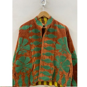 Veste longue ethnique ouzbek Suzani de qualité supérieure, manteau Boho brodé à la main pour l'hiver disponible en vrac - Product Image 1