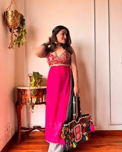 Elegante Kurti Étnico de Georgette con Bordado de Lentejuelas, Abertura Trasera Detallada con Diseño de Dori, Adornos de Borlas y Forro Interior Suave de Microfibra - Product Image 3