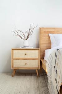 Mesita de noche minimalista moderna de ratán con 2 cajones, mesita de noche de madera de mango macizo para el hogar, dormitorio, muebles, función de almacenamiento - Product Image 1