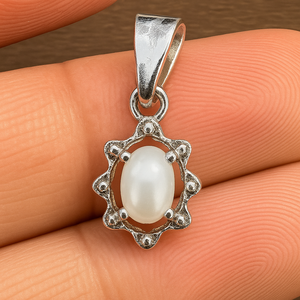 Pendentif en perle d'eau douce ovale Rhaya Jewels Evergreen, plaqué rhodium, argent sterling, style minimaliste classique, 1,10 g, unisexe - Product Image 5