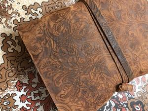 Journaux en cuir gaufré profond faits sur mesure avec coutures en cuir et serrure en métal fabriqués à partir de papiers faits à la main en coton - Product Image 4