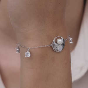 Pulsera Silver Pearl Whisper Colección de pulseras y brazaletes de perlas elegantes - Product Image 2
