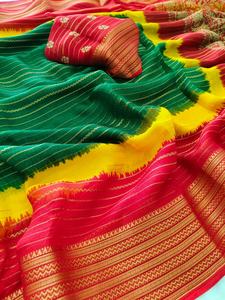 Magnifique sari moderne en soie Marshmallow avec bordure jacquard et doublure jacquard Zari sur toute la surface, et chemisier assorti. - Product Image 4