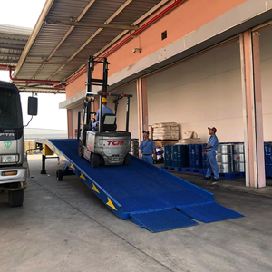 Rampa de muelle hidráulica de acero acanalado antideslizante de 10 toneladas con 1,5 años de garantía Motor de bomba de mano combinado de cilindro de carretilla elevadora de 220V - Product Image 1