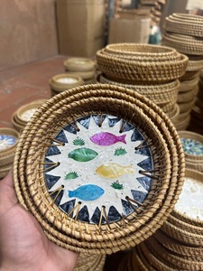 Plateau en rotin vietnamien traditionnel avec incrustation de nacre colorée à des fins de service décoratif - Product Image 5
