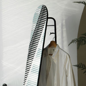 Miroir penché de chambre à coucher de style industriel moderne avec porte-vêtements et étagère enduite de poudre pour cosmétiques et mariages - Product Image 3