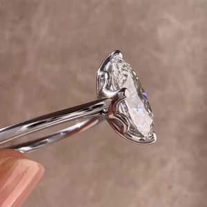 Anillo de Compromiso con Diamante Ovalado de 2.50ct Cultivado en Laboratorio, Certificado IGI, en Oro Blanco para Mujer - Product Image 2