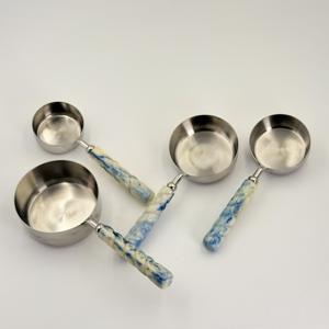 Cucharas Medidoras de Acero Inoxidable con Diseño Decorativo de Colores, Cucharas con Mango de Resina, Juego de 4 Piezas al Mejor Precio - Product Image 1