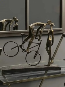 Elegantes esculturas de metal capturan la intimidad atemporal de parejas que se besan en una sola forma fluida. - Product Image 3