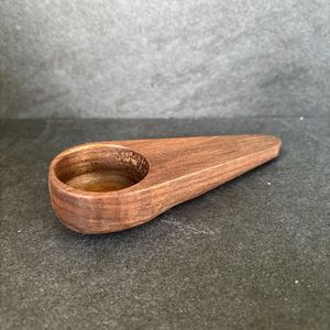 Cuchara de café de madera hecha a mano que muestra la habilidad artesanal, ofreciendo una herramienta confiable para los rituales diarios de cafeína en la mañana en casa. - Product Image 2