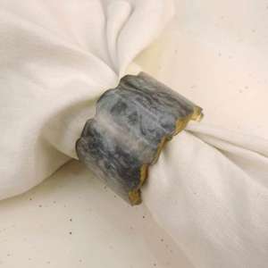 Ronds de serviette en résine élégants avec coquillages et perles incrustés et offrant une touche nautique pour les tables de salle à manger et d'événement - Product Image 5