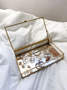 Boîte de défilement attrayante en verre métallique avec un design durable de haute qualité pour un rangement sûr des objets de valeur et un présentoir de table élégant - Product Image 6