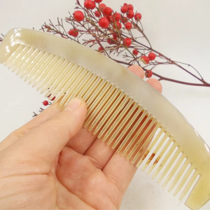 Peigne en corne élégant-Accessoire de cheveux naturels fabriqué à la main pour hommes et femmes - Product Image 1