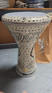 Gawharet El Fan, Tambor Darbuka Doumbek Geométrico de 17.5 Pulgadas con Incrustaciones de Madreperla, Dumbek Tabla, Percusión Egipcia - Product Image 2