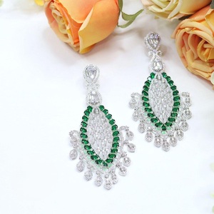 Impresionantes Pendientes de Diseño con Acabado Plateado de Alta Calidad y Piedras de Circonita Cúbica, Colección para Bodas y Fiestas para Mujeres y Niñas - Product Image 2