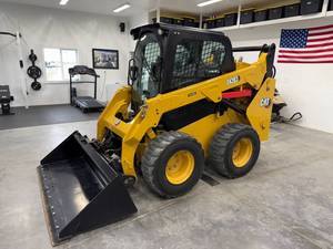 Chargeuse compacte sur pneus d'occasion CAT Caterpillar 242D3 pour la construction, l'agriculture et la manutention de matériaux - Product Image 3