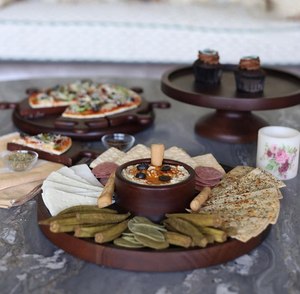 Plateau de service en bois de qualité supérieure, plateau rustique en bois pour collations, cupcakes, charcuterie, cadeau de pendaison de crémaillère au meilleur prix - Product Image 6