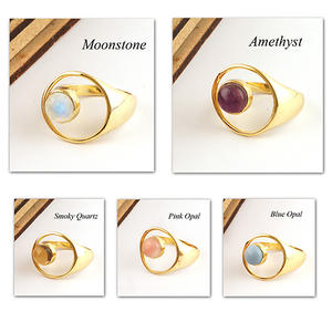 Forme ronde minimaliste polie lisse améthyste violette naturelle bague réglable en laiton plaqué or 18 carats bague à empiler en pierre unique - Product Image 3