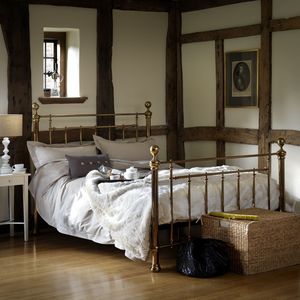 Estructura de cama de latón macizo que ofrece elegancia tradicional, adecuada para temas de muebles de dormitorio de estilo clásico moderno. - Product Image 1