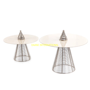 Ensemble de deux présentoirs à gâteaux élégants avec base en fil métallique spiralé doré Plateaux de service blancs avec couvercle décoratif pour gâteaux Cupcakes Desserts - Product Image 3
