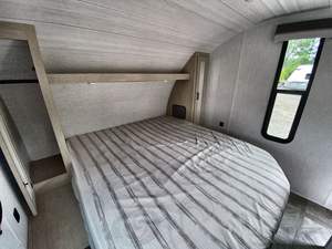 Caravane de voyage haut de gamme d'occasion 2023 2024 Forest River RVs Wildwood X-Lite, construction en aluminium, double amortissement, disponible - Product Image 3