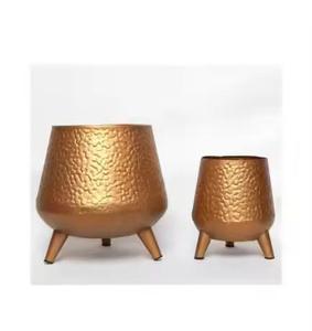 Jardinière de sol en métal doré au design martelé nouveauté Pots de jardinière faits à la main disponibles pour la décoration de la maison et du jardin - Product Image 1