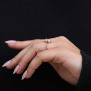 Bague de fiançailles en diamant de laboratoire Toi et Moi avec taille poire 0,39 TCW (0,10 CT) - Élégante et luxueuse - Product Image 3