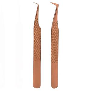 Ensemble de 4 pinces à épiler antistatiques en or rose avec grip diamanté pour extensions de cils, en acier inoxydable durable, outils de beauté personnalisables - Product Image 1