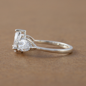 Anillo de compromiso de diamante cortado con pera cultivada en laboratorio, Plata de ley, certificado IGI, lujoso anillo de regalo con ajuste de 3 piedras para mujer - Product Image 5