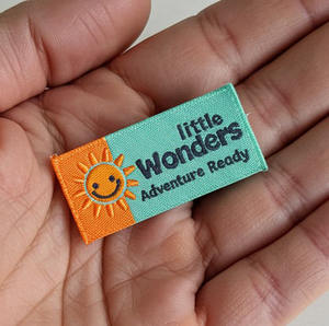 Étiquettes tissées damassé en satin personnalisées de haute qualité pour hommes/femmes vêtements et vêtements pour enfants OEM/ODM livraison rapide pour vêtements décontractés - Product Image 1