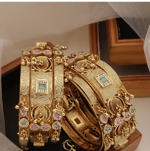 Ensemble de bracelets en laiton royal avec des motifs d'art figuratif traditionnels et une bordure en perles. Majestic disponible à prix de gros. - Product Image 3