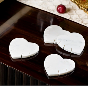 Juego de posavasos redondos de mármol blanco con un delicado diseño de incrustaciones de hojas y puntos de latón está disponible a precios de mayoreo. - Product Image 4