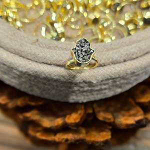 Bagues de doigt en grappe de pyrite de dernières pierres précieuses Bijoux en pierres précieuses teintées de qualité supérieure d'Amayra Crystal Exports - Product Image 3