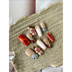 Savage Bloom Press on Nail Art ajoute un design floral élégant à vos ongles - Product Image 1