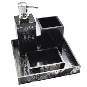 Ensemble de salle de bain carré à 4 sections en résine de qualité supérieure pour hôtels ou décoration intérieure comprenant un distributeur de savon et un plateau de courtoisie - Product Image 1