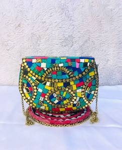 Pochette de soirée artisanale avec chaîne et rabat, confectionnée par des artisans indiens, pour les occasions spéciales des femmes - Product Image 2