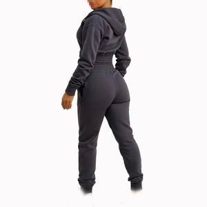 Ensemble de survêtement pour femme en deux pièces noir personnalisé, sweat-shirt à capuche court à fermeture éclair et pantalon de survêtement, ensemble de jogging en deux pièces pour femme - Product Image 2