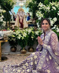 La actriz de Bollywood Urmila Matondkar usa una red de mariposa pesada con cadena bordada, Vestido largo de trabajo para un especial festivo - Product Image 2